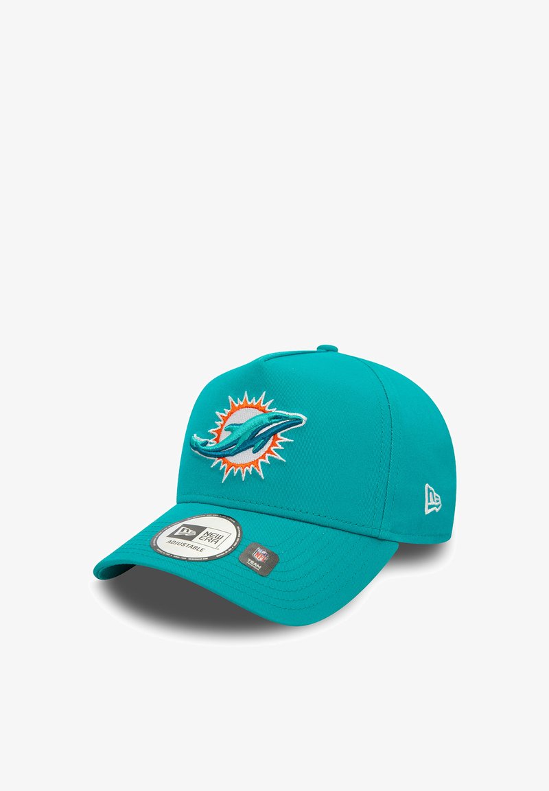 Cappellino da baseball teal in tessuto, con logo Miami Dolphins ricamato in evidenza e accenti arancioni. Cinturino posteriore regolabile.