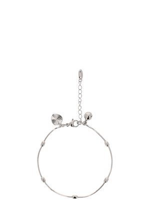 Ezüst karkötő vékony, sima lánccal, kis henger alakú gyöngyökkel és díszes charmokkal. A texturált díszítés között napkitörés mintázat található.