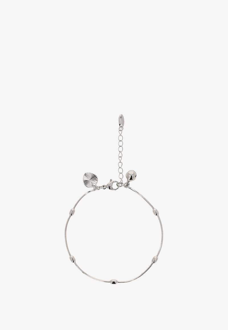 Stříbrný náramek s tenkým hladkým řetízkem, který obsahuje malé cylindrické korálky a dekorační přívěsky. Texturované akcenty zahrnují design slunečního odlesku.