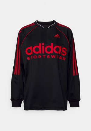 T-shirt de sport Adidas noir à manches longues avec des bandes rouges sur les manches et un grand logo Adidas rouge ainsi que le texte "SPORTSWEAR" sur le devant.