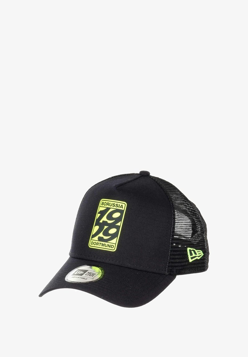 Schwarze Kappe mit Netzrücken, mit einem leuchtend gelben Borussia Dortmund Logo, verstellbarem Riemen und flachem Schirmdesign.