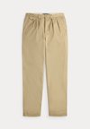 WHITMAN RELAXED FIT PLEATED CHINO PANT UNISEX - Chinos - beige