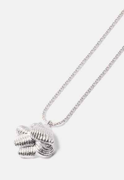 Ασημένιο κολιέ με twisted αλυσίδα και κρεμαστό στοιχείο με υφή σε σχήμα ομάδας που μοιάζει με κοχύλια.