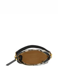 Schwarz-weiß gemusterte Handtasche mit glatter Textur, goldfarbenem Reißverschluss und einem einzelnen Griff. Das Innere ist einfarbig in Tan-Farbe.