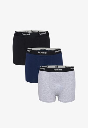Drie paar hummel boxershorts in zwart, marineblauw en lichtgrijs, elk met een zwarte tailleband met het hummel-logo.