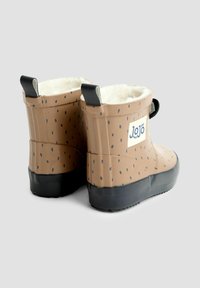 Brązowe gumowe buty z czarnymi kropkami, ocieplane polarową wyściółką, z czarnymi podeszwami. Posiadają pętle na pięcie ułatwiające zakładanie. Logo JoJo po boku.