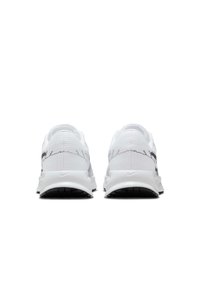 Baskets de sport blanches avec un dessus en mesh, détails noirs, forme arrondie et semelle en caoutchouc. Présente un logo signature et un design minimaliste.