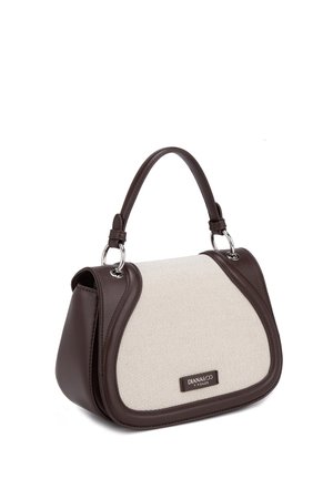 Sac à main avec garniture en cuir marron foncé et centre en tissu beige texturé, anse unique, et plaque en métal avec le logo « DIANA&CO FIRENZE ».