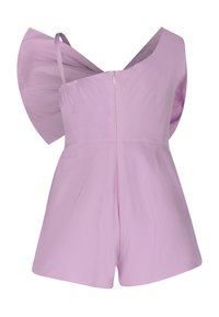 Jasnofioletowy kombinezon z usztywnianymi, rozszerzającymi się rękawami, dopasowaną górą i krótkimi szortami. Posiada zamek błyskawiczny z tyłu oraz gładką teksturę.