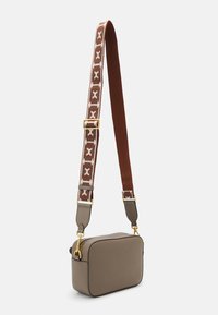 Coccinelle BEAT  - Torba preko tijela - warm taupe