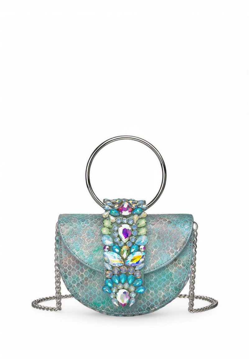 Bolso circular hecho de material texturizado azul-verde brillante, con una correa de acento joyado y un mango circular de plata.