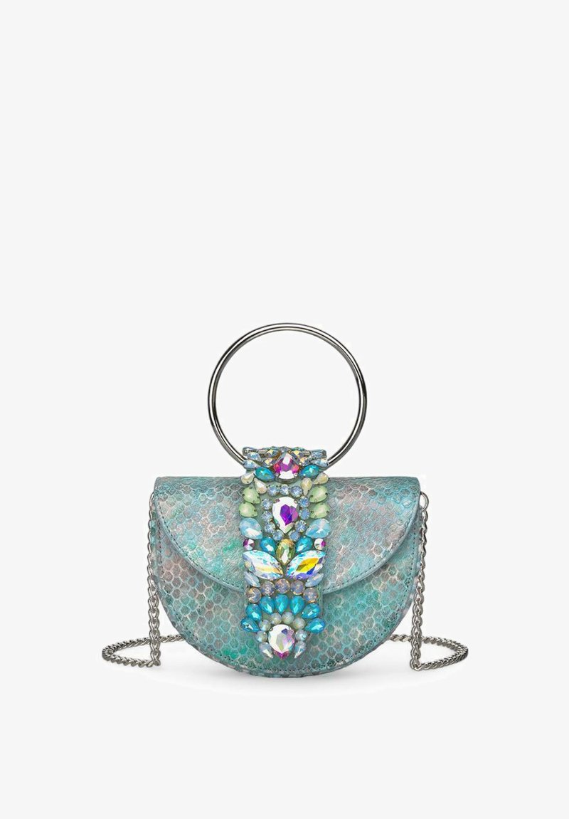 Bolso circular hecho de material texturizado azul-verde brillante, con una correa de acento joyado y un mango circular de plata.