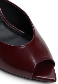 Bordeauxfarbenes Lackleder-Open-Toe-High-Heel mit spitzem Vorderteil und glatter Oberfläche. Verfügt über ein elegantes Design und eine schwarze Innenauskleidung.