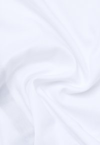 Weißer gewebter Stoff mit weicher, glatter Textur und einem leichten Glanz, der sanft in ein Wirbelmuster gerafft ist.