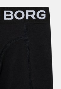 Crne bokserske gaće s širokim crnim pojasom na kojem je bijelim slovima ispisano "BORG", izrađene su od mekanog materijala s ravnim šavovima za udobnost.