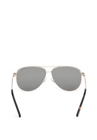 Gafas de sol aviador de metal plateado con lentes grises, que cuentan con almohadillas nasales transparentes y brazos negros texturizados con un acento naranja cerca de la patilla.