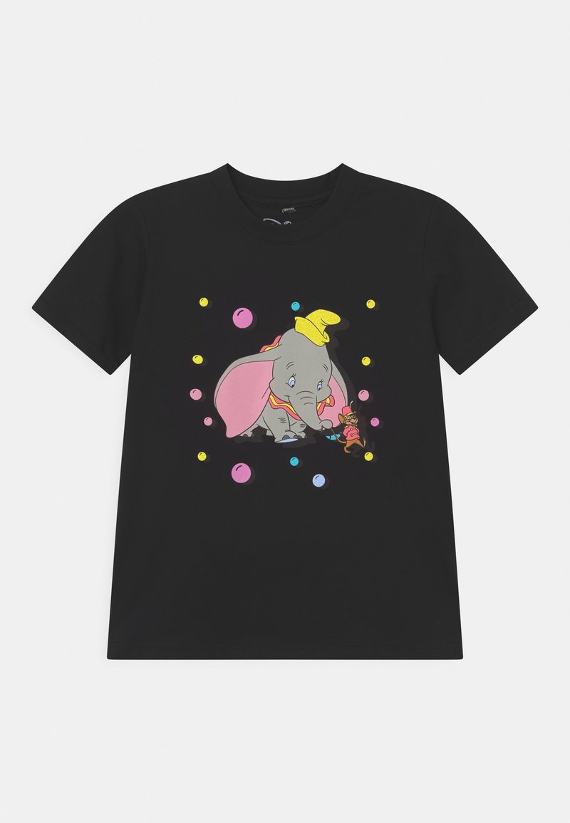Svart bomull t-skjorte med et fargerikt trykk av Dumbo med rosa aksenter, omgitt av multikolorerte prikker i gul, blå og rosa.