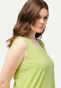 Ulla Popken LONG  CARREE-AUSSCHNITT ÄRMELLOS - Top - lime green