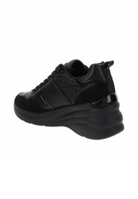 Scarpe da atleta nere con un mix di pelle liscia e tessuto testurizzato, suola spessa e imbottita, e accenti neri eleganti.