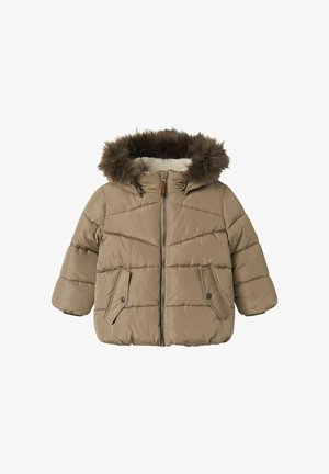 Pufferjack in lichtbruin met een capuchon met nepbont, ritssluiting en twee voorzakken met drukknoop. Gequilt ontwerp.