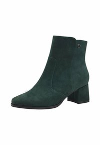 Stivale alla caviglia in suede verde con punta affusolata, tacco a blocco largo, dettagli nei pannelli laterali e un accento metallico circolare vicino alla caviglia.
