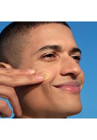 Garnier SKINACTIVE BB CREAM CLASSIC MEDIUM - Färgad dagkräm