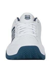 Sneakers K-Swiss blancs avec logo, rayures et semelle extérieur bleu marine, vus de l'avant avec des lacets visibles et des détails de perforation.