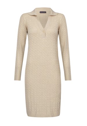 Beige gebreide jurk met een kabelpatroon, lange mouwen, een geknoopte halslijn en een knopenlijst aan de voorkant; zachte, gewatteerde stof.