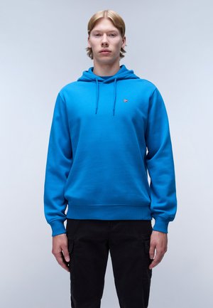 Blauwe hoodie gemaakt van een katoenmix, met een voorkant kangaroozak, ribgebreide manchetten en zoom, en een klein logo detail op de borst.