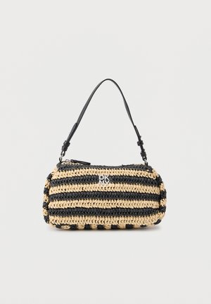 Sac à main tissé à rayures noires et beige avec une bandoulière en cuir noir ajustable et le logo DKNY à l'avant.