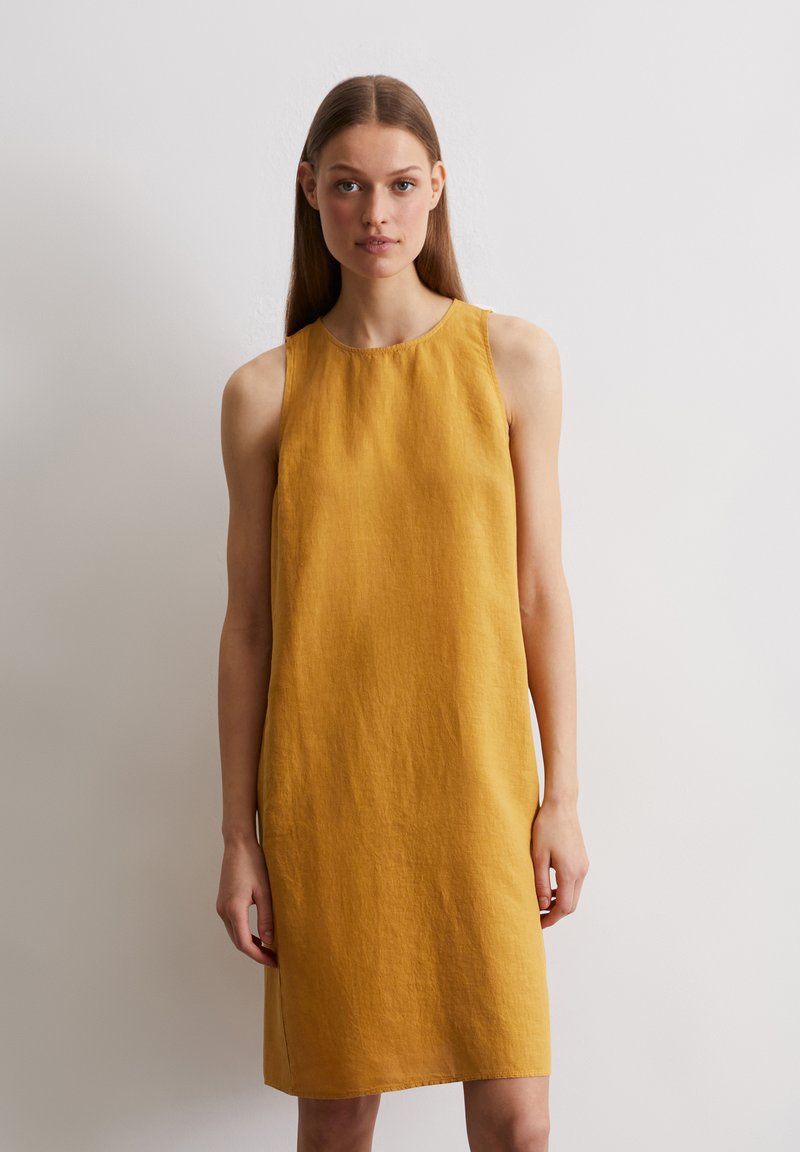 Marc O'Polo - SHAPE WITH FLARED HEM SEAM POCKETS - Jurk - golden yellow, Vergroten