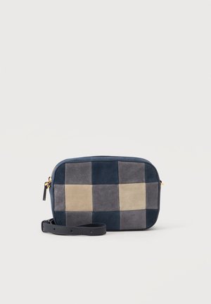 Lille rektangulær crossbody taske med ternet mønster i blå, grå og beige ruskind og sort justerbar rem på hvid baggrund.