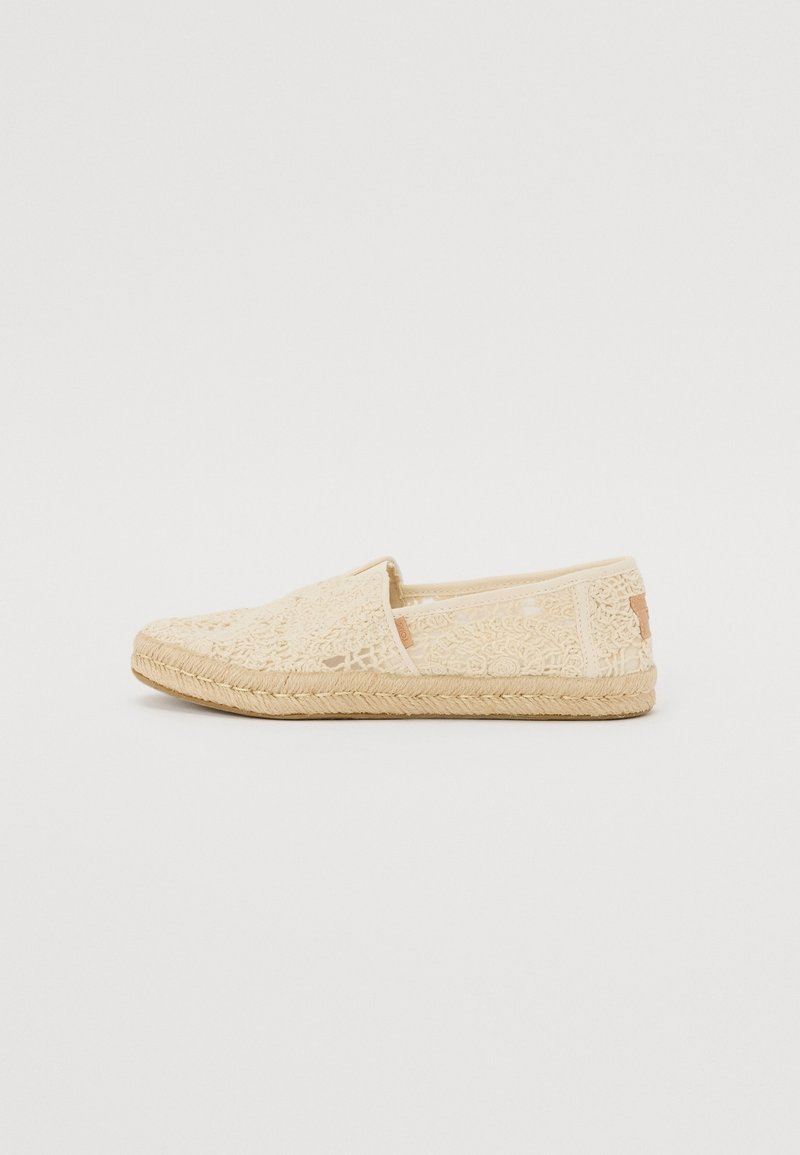 Espadrille en toile beige à enfiler avec semelle en jute et motif en crochet complexe, présentée de côté sur fond blanc.