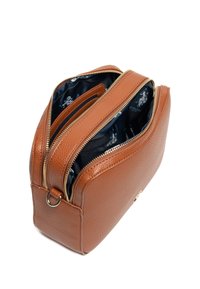 Borsa in pelle marrone con superficie testurizzata, doppia chiusura lampo e interno con motivo scuro. Dotata di un anello metallico laterale per l'aggancio.