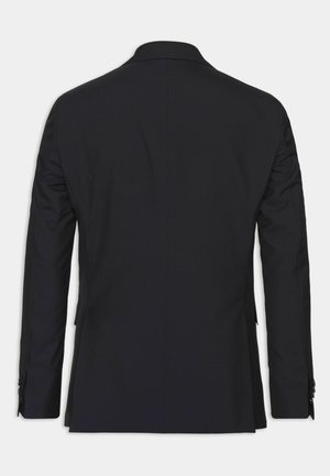 Veste de costume noire avec un design structuré, texture lisse et col cranté traditionnel. Comprend deux fentes arrière et des poignets à boutons.