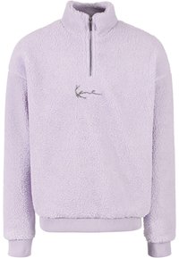 Pullover in pile viola chiaro con collo alto, chiusura a zip a metà e logo ricamato sul petto. Presenta polsini e orlo a costine.