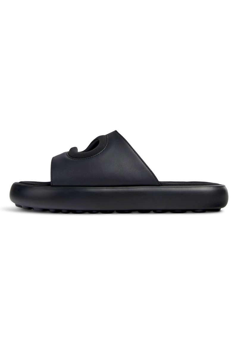 Zwarte slide-sandalen met een glad leren bovenwerk, afgeronde uitsnijding en een dikke rubberen zool met een gestructureerde onderzijde voor grip.