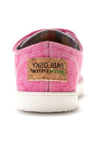 Zapatilla de lona rosa con una superficie texturizada, suela de goma blanca y una etiqueta de corcho que presenta "PABL OKSY" en la parte trasera.