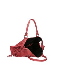 Rode suède handtas met dubbele handvaten, gevlochten accenten en een ritssluiting. Het interieur heeft een zwarte voering en een klein vakje.