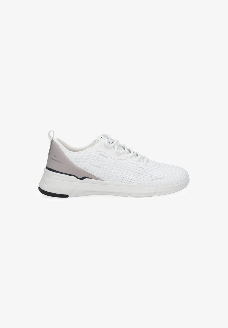 Baskets basses blanches de sport avec tige en tissu tricoté, contrefort de talon gris, fermeture à lacets, et semelle blanche rembourrée avec détails noirs sur la semelle extérieure.