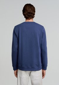Dunkelblaues Sweatshirt mit rundem Ausschnitt, gerippten Bündchen und Saum. Hergestellt aus strukturiertem Stoff, weist es eine lässige Passform und eine einfarbige Gestaltung auf.