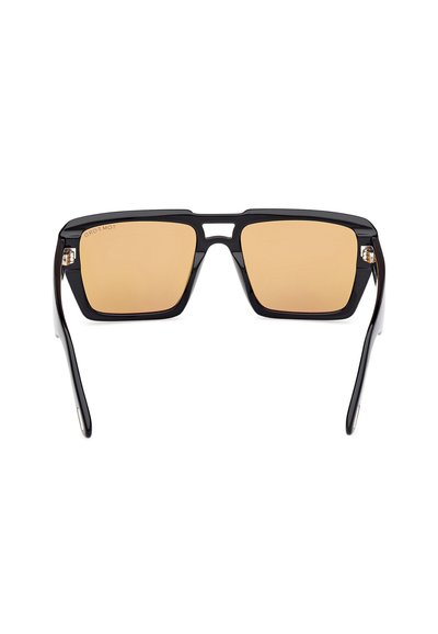 Ochelari de soare rectangulari negri cu lentile de culoare chihlimbar, având un cadru îndrăzneț și masiv, cu accente din metal argintiu pe tijas.