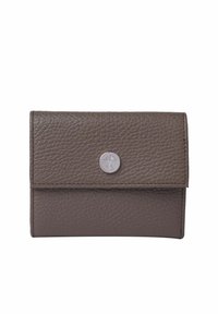 Portefeuille compact en cuir taupe avec surface texturée et fermeture à bouton pression argentée ornée d'un logo embossé, incliné sur fond blanc.
