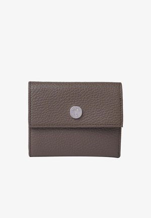 Portefeuille compact en cuir taupe avec surface texturée et fermeture à bouton pression argentée ornée d'un logo embossé, incliné sur fond blanc.