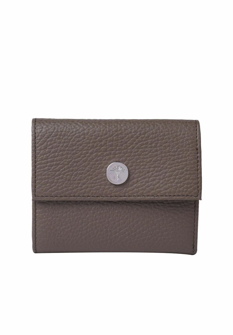Portefeuille compact en cuir taupe avec surface texturée et fermeture à bouton pression argentée ornée d'un logo embossé, incliné sur fond blanc.