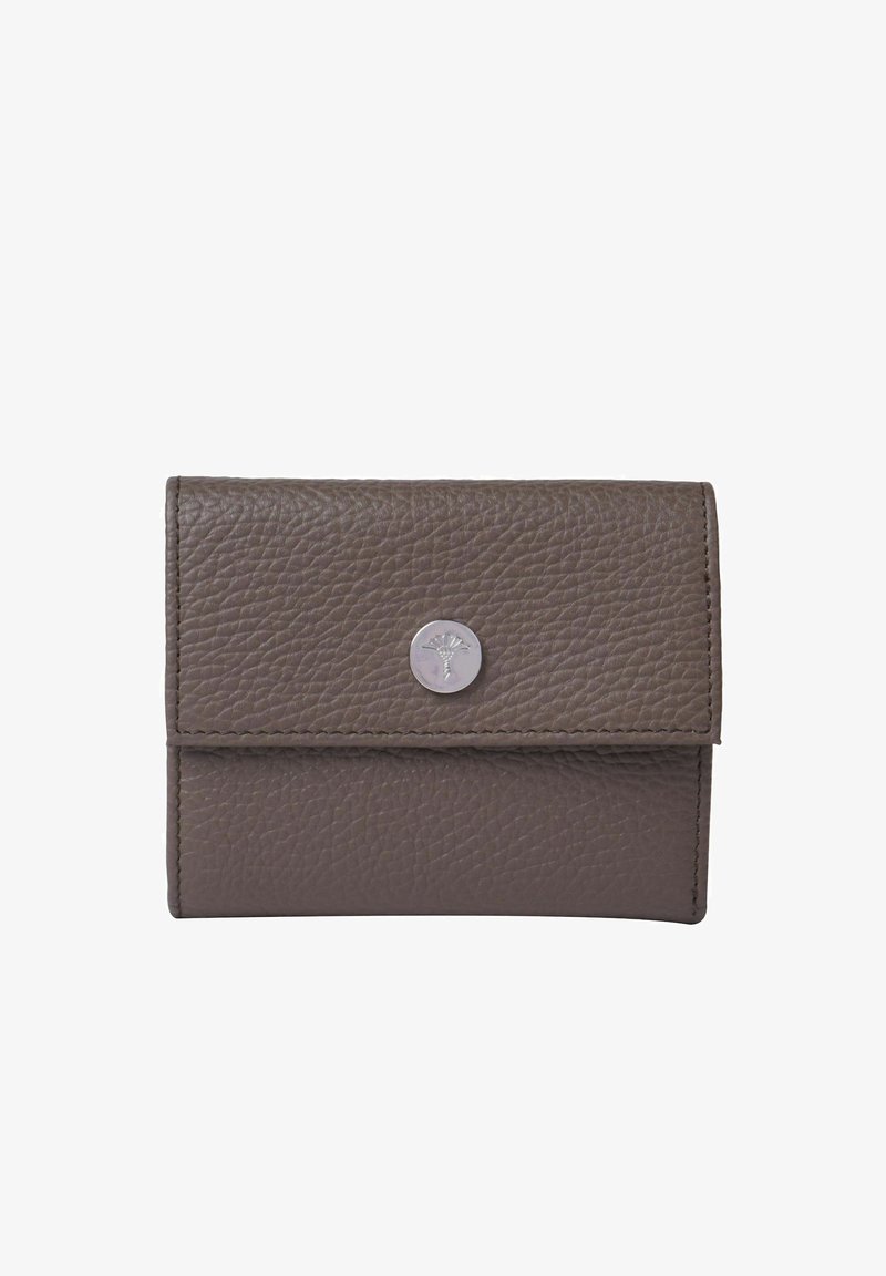 Portefeuille compact en cuir taupe avec surface texturée et fermeture à bouton pression argentée ornée d'un logo embossé, incliné sur fond blanc.