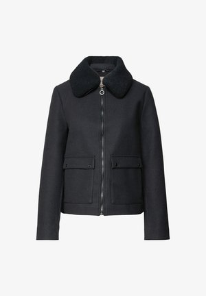 Dunkelgraue Wolljacke mit schwarzem, flauschigem Kragen, Frontreißverschluss und zwei Knopfklappen-Pattentaschen auf der Vorderseite.