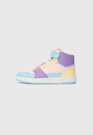 Baskets montantes dans des teintes pastel de rose, violet, bleu et jaune, avec des lacets, une sangle Velcro et une semelle blanche sur un fond clair.