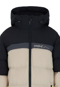 Giacca imbottita con cappuccio nero, corpo beige e striscia grigia con logo. Chiusura frontale con zip e coulisse regolabile sul cappuccio.