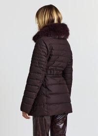 Gefütterte braune Jacke mit Pelzkragen, tailliertem Schnitt und geripptem Muster an den Ärmeln. Verfügt über eine glatte Außenseite und horizontale Steppnähte.